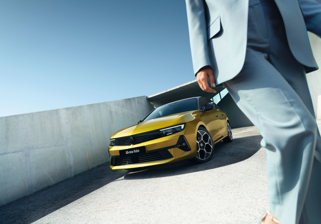 LOCK AND UNLOCK YOUR VEHICLE'S DOORS LOCK AND UNLOCK YOUR VEHICLE'S DOORS